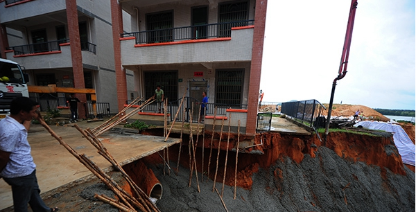 混凝土、民房傾斜