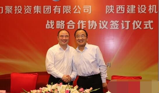 近日，陜建機(jī)械與安徽力聚簽訂戰(zhàn)略合作協(xié)議，陜建機(jī)械董事長楊宏軍，副總經(jīng)理、營銷總監(jiān)賀衛(wèi)東，安徽力聚投資集團(tuán)董事長宋執(zhí)壽，黨支部書記陳邦勤以及安徽潤路公司總經(jīng)理杜永龍等單位領(lǐng)導(dǎo)出席了會議