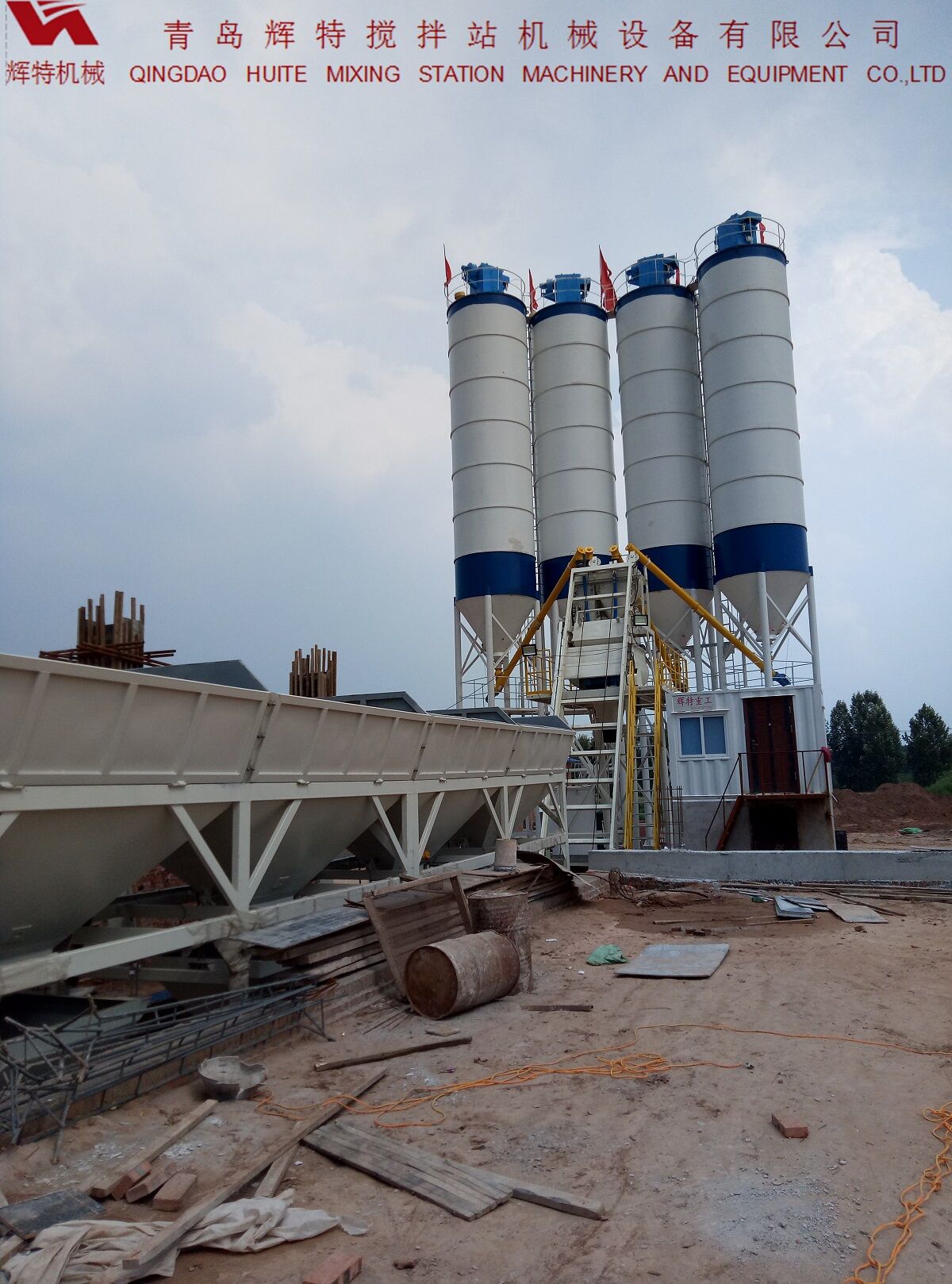 輝特攪拌站HZS75特別適合于干硬性、半干硬性混凝土的生產(chǎn)